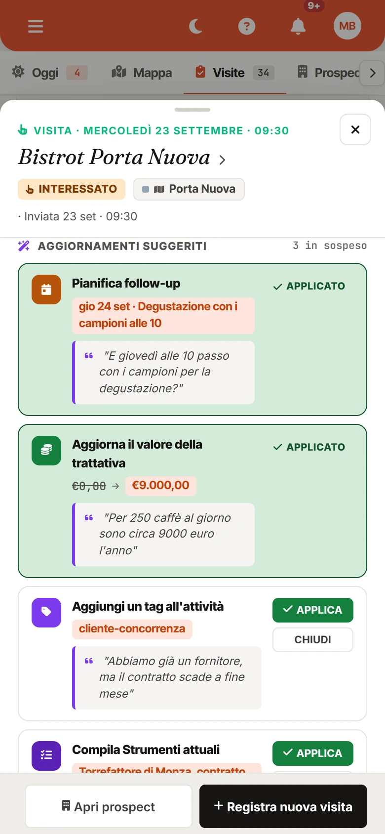 Aggiornamenti del CRM proposti dall'AI, ognuno con la frase della conversazione che lo giustifica
